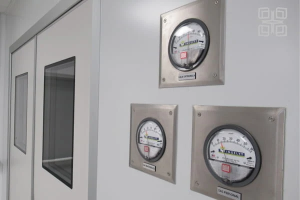 Cleanroom pressure differentials and airflow direction